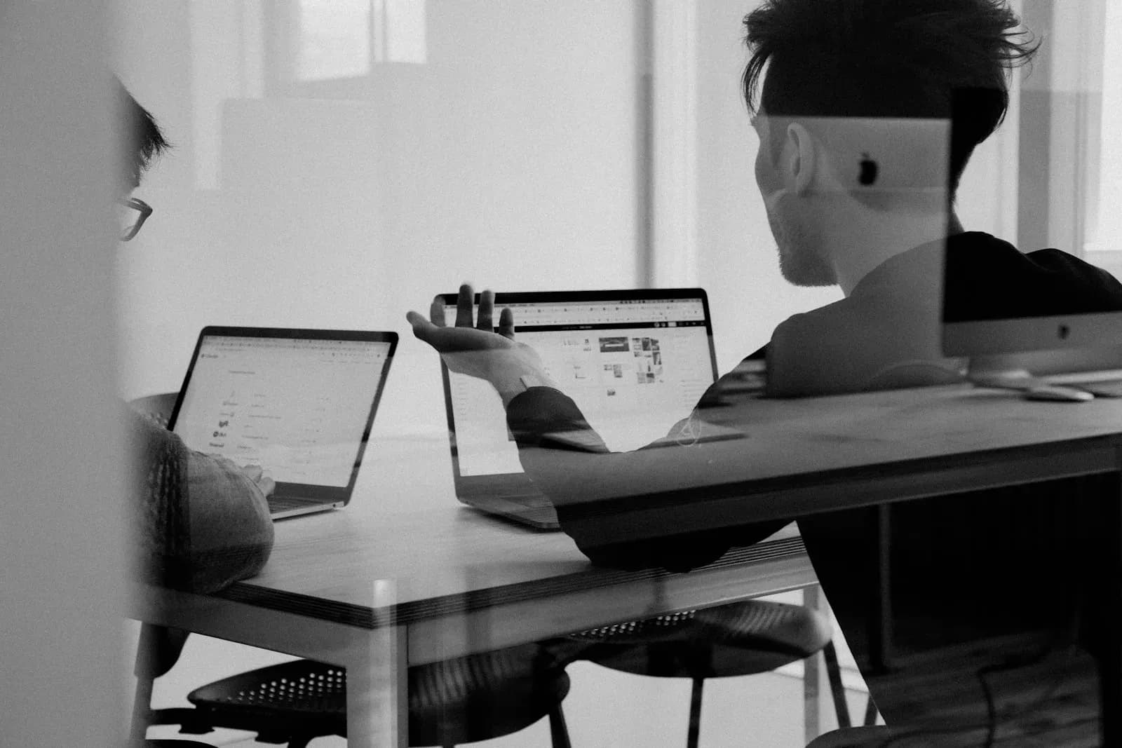 Konzentriertes Arbeiten am Bildschirm im Büro von IMAGEMEDIA