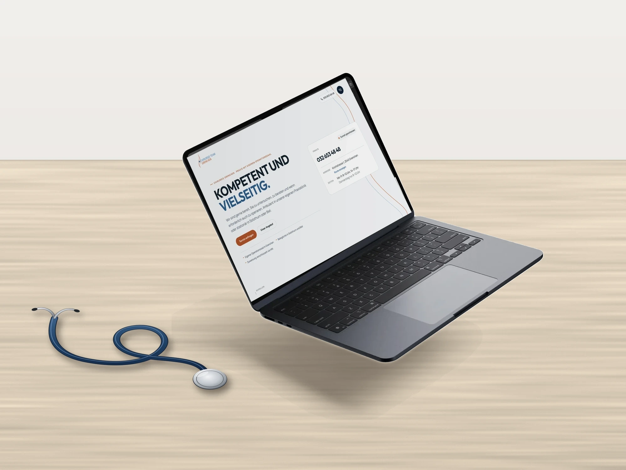 Sito web del Chirurgie Team Grenchen su un portatile con stetoscopio