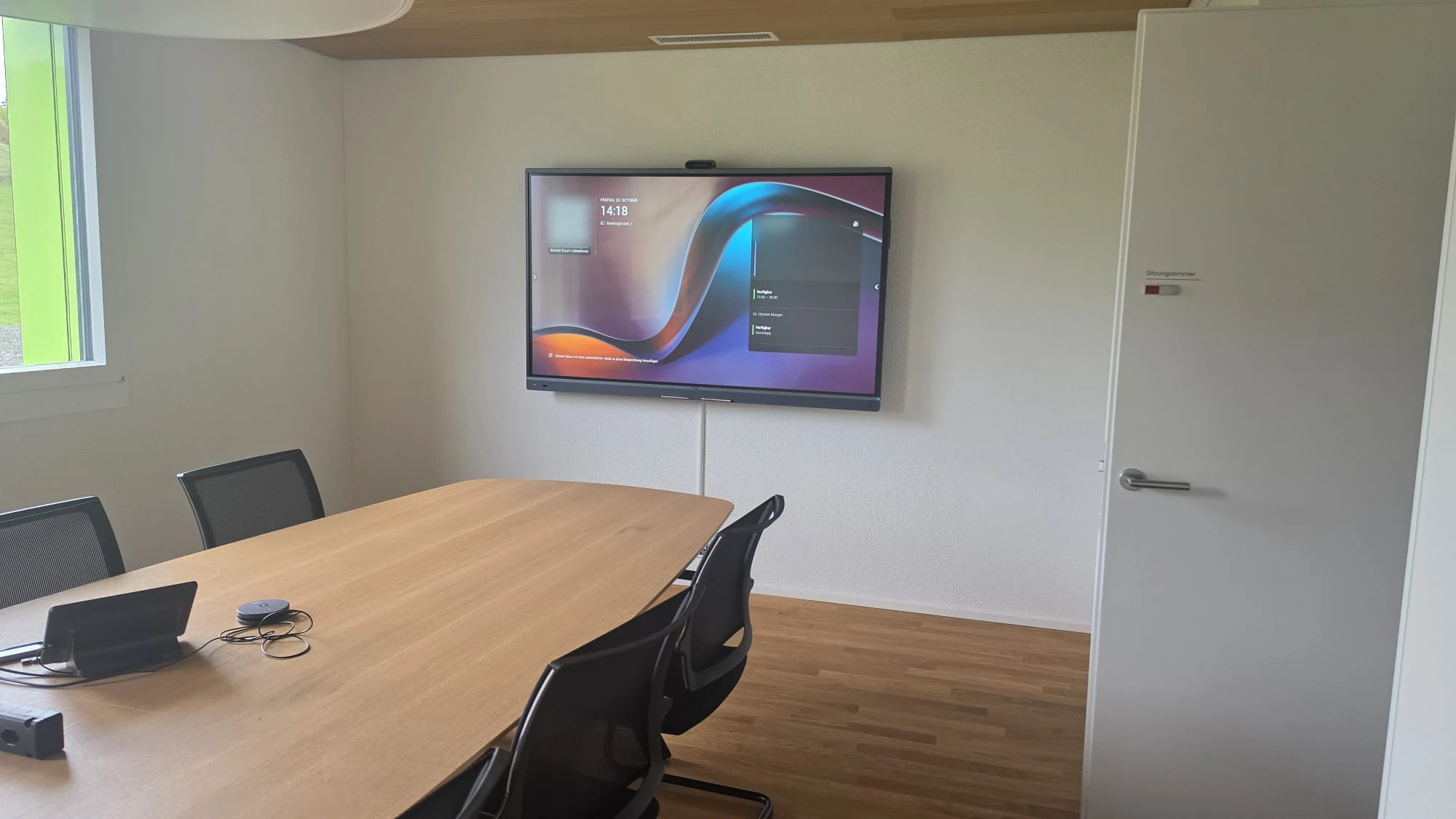 Yealink-Display mit Kamera und Raumkalender, Touch-Panel und Mikrofon auf dem Tisch