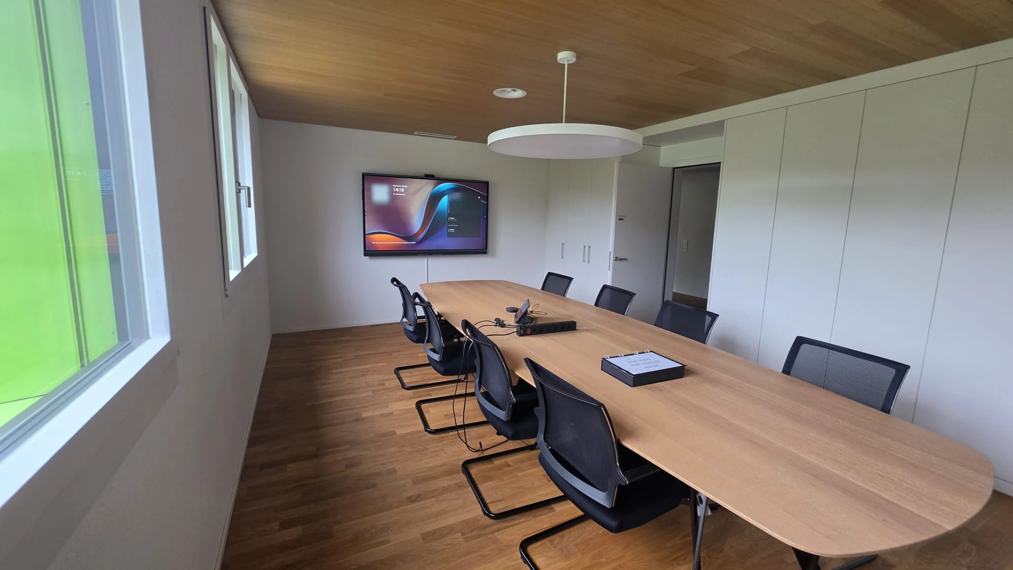 Sitzungszimmer der Acsono AG im ersten Stock mit Yealink-Display an der Wand