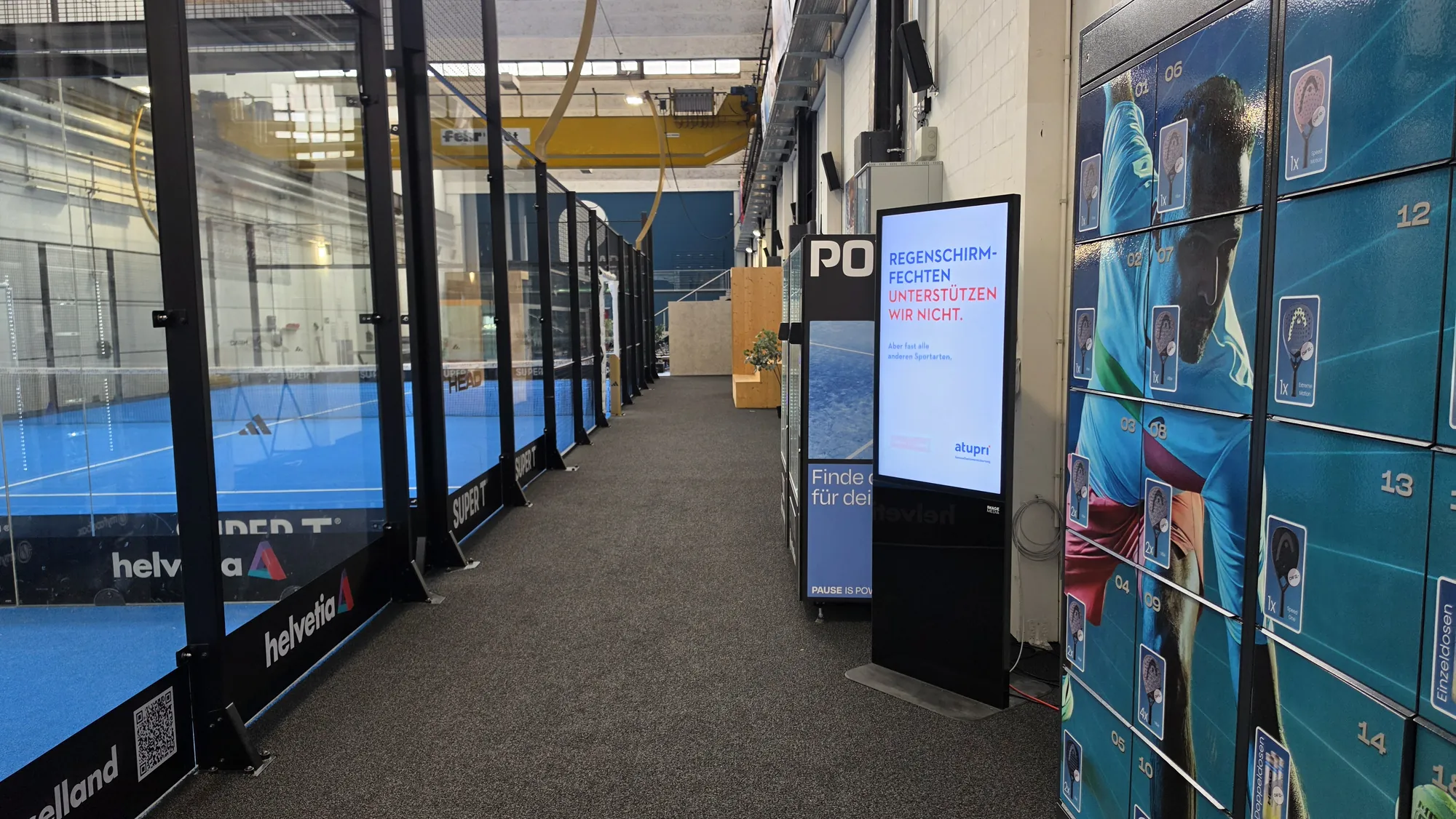 Spot Atupri su un totem in un centro di padel accanto ai campi