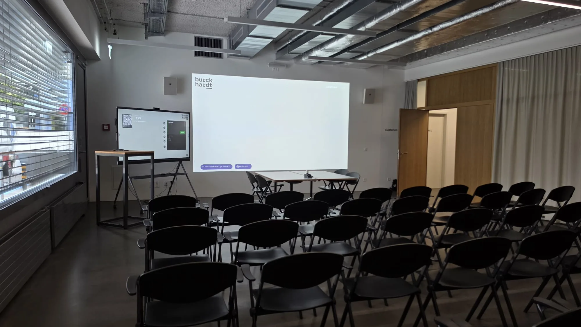 Projektion und Bildschirm im Saal der Burckhardt Architektur AG