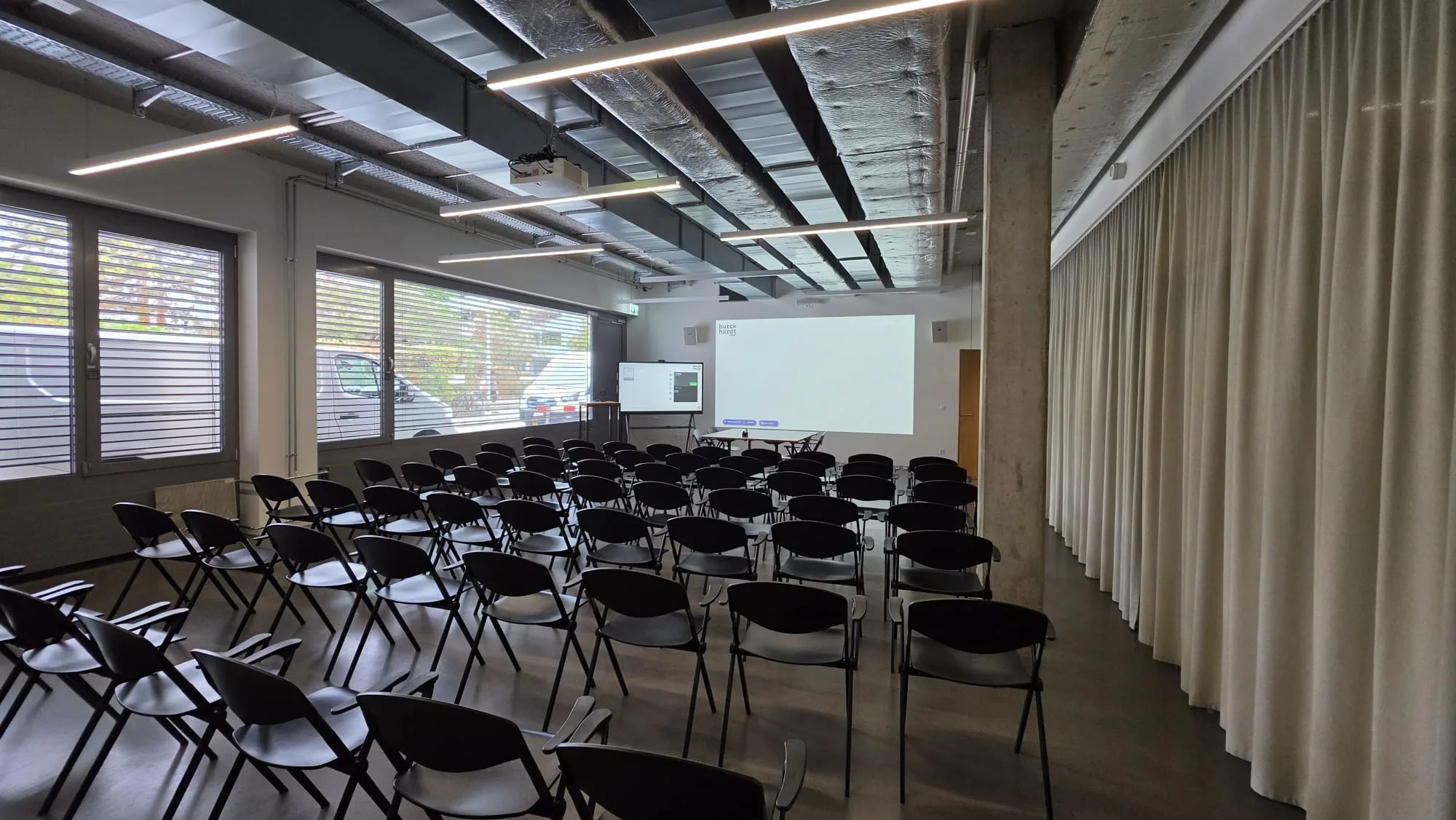 Projiziertes Bild im Saal der Burckhardt Architektur AG, seitlicher Blick