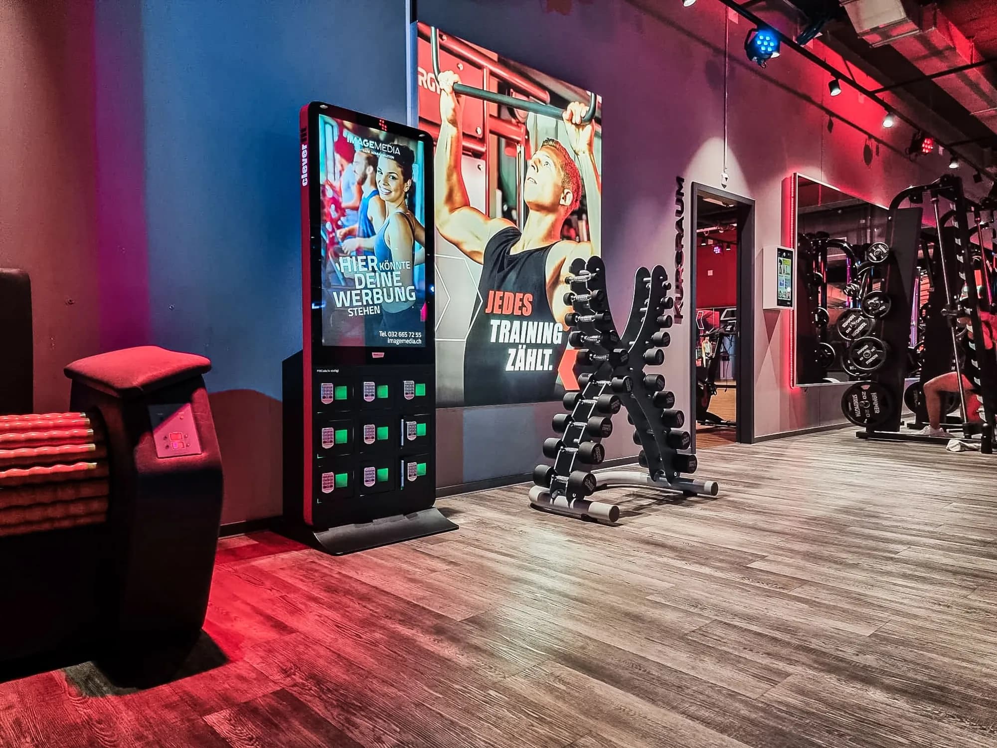 Clever Sports AG – Displays an clever fit Standorten in drei Ländern, auf denen das Werbenetz von Complemedia läuft.