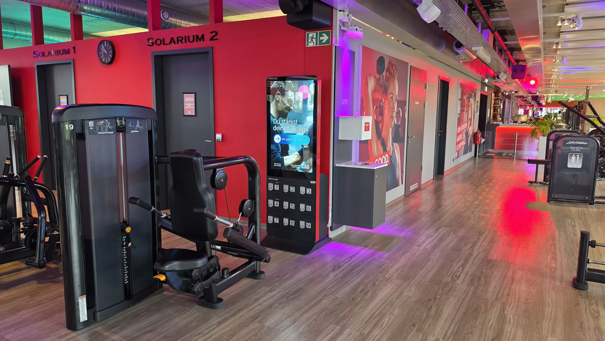 Totem with CSS advertising between weight machines and the solarium in the gym
