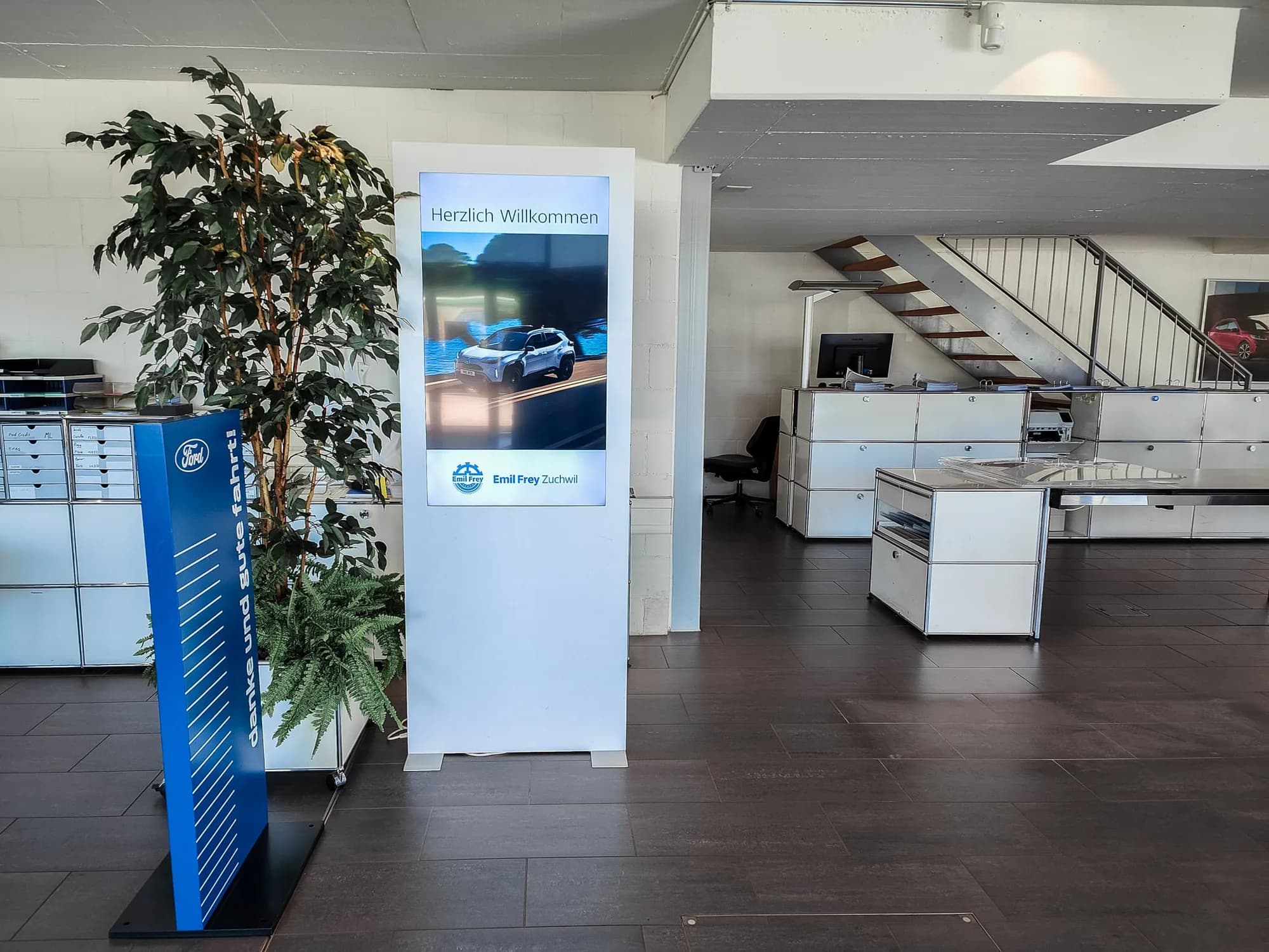 Emil Frey AG – Digital Signage Displays bei der Emil Frey AG für Werbevideos und aktuelle Neuigkeiten.