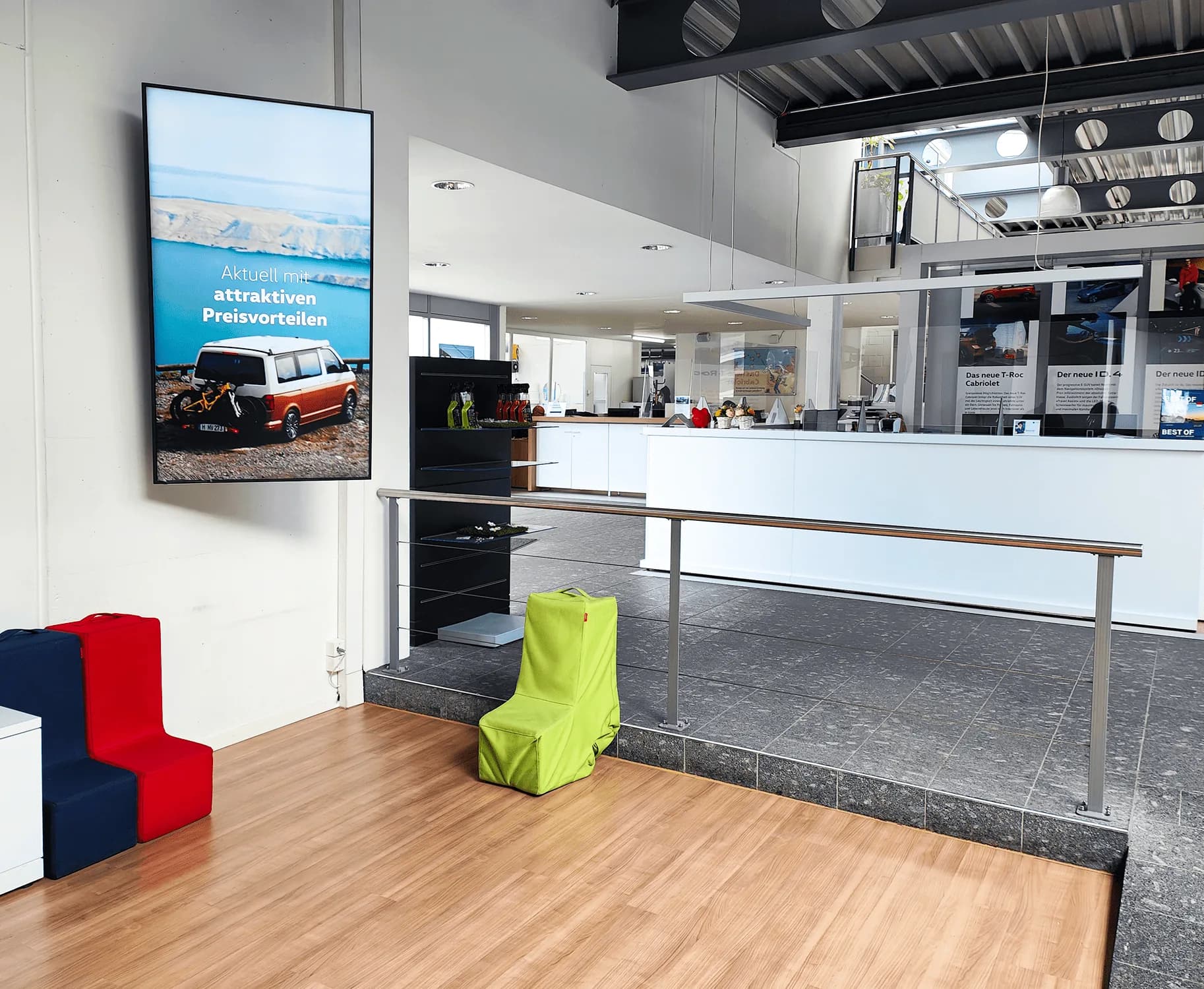 Garage Gautschi – Ein Digital-Signage-Screen im Eingangsbereich der Garage Gautschi zeigt Aktionen, Services und News.