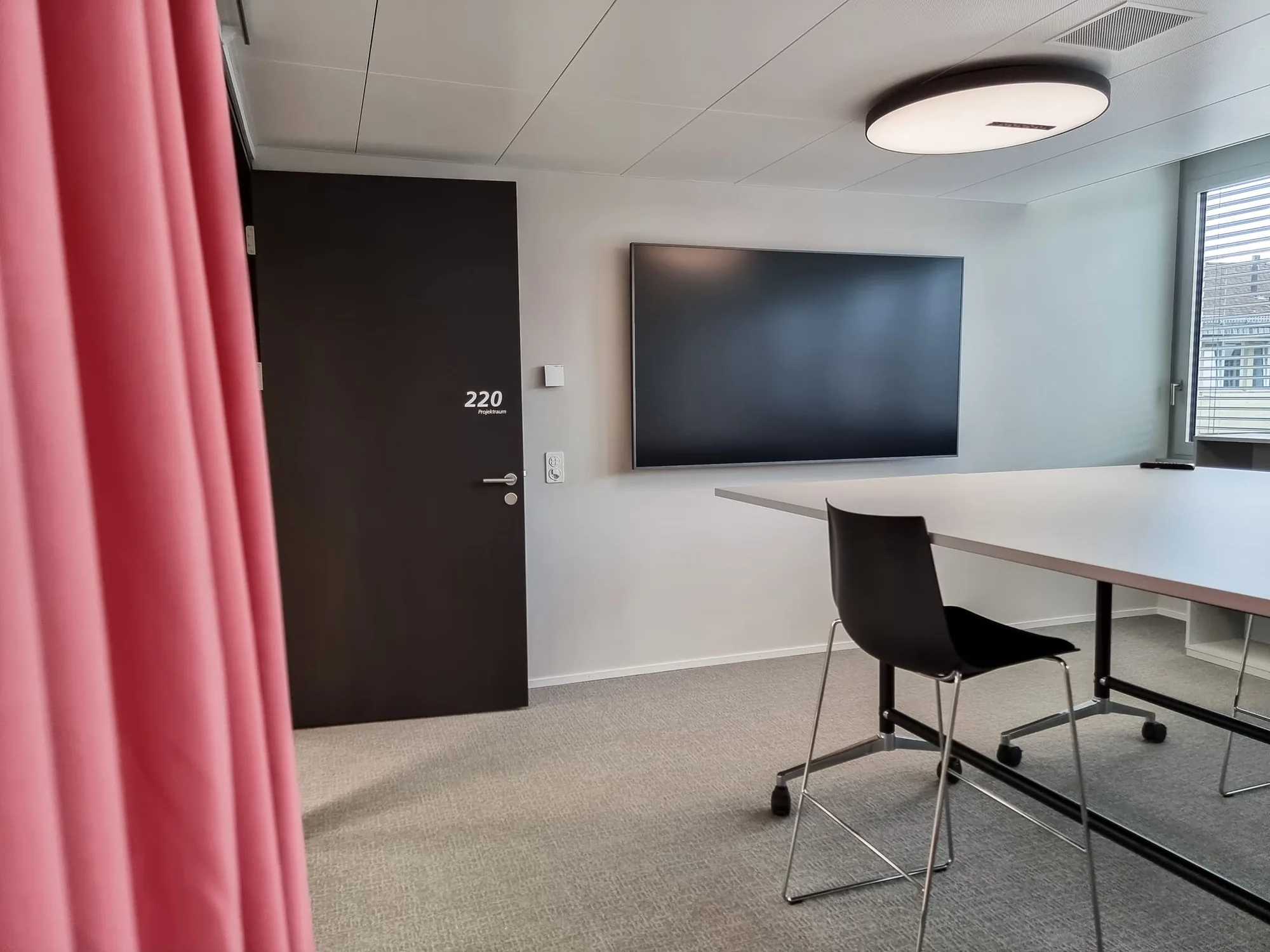 Kanton Solothurn Rosengarten – Wir haben ein Sitzungszimmer im Rosengarten-Gebäude des Kantons Solothurn mit Konferenztechnik ausgestattet.