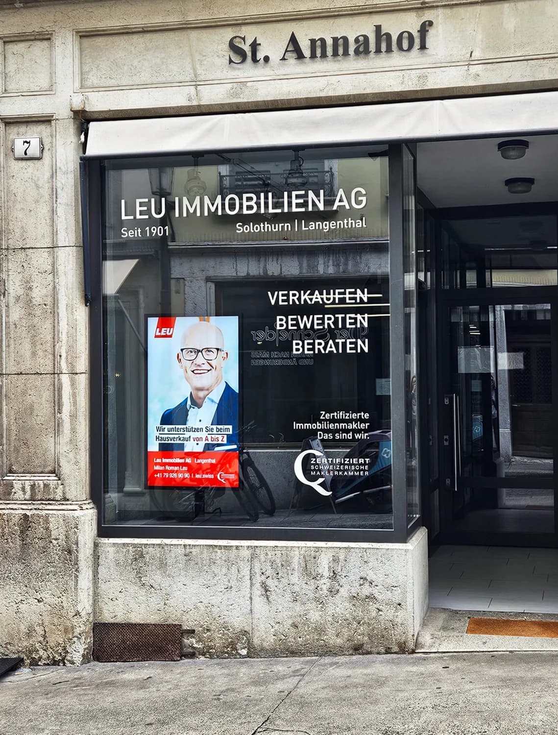 Leu Immobilien AG – Ein Samsung Schaufensterscreen mit Beschriftung für die Leu Immobilien AG in Solothurn.