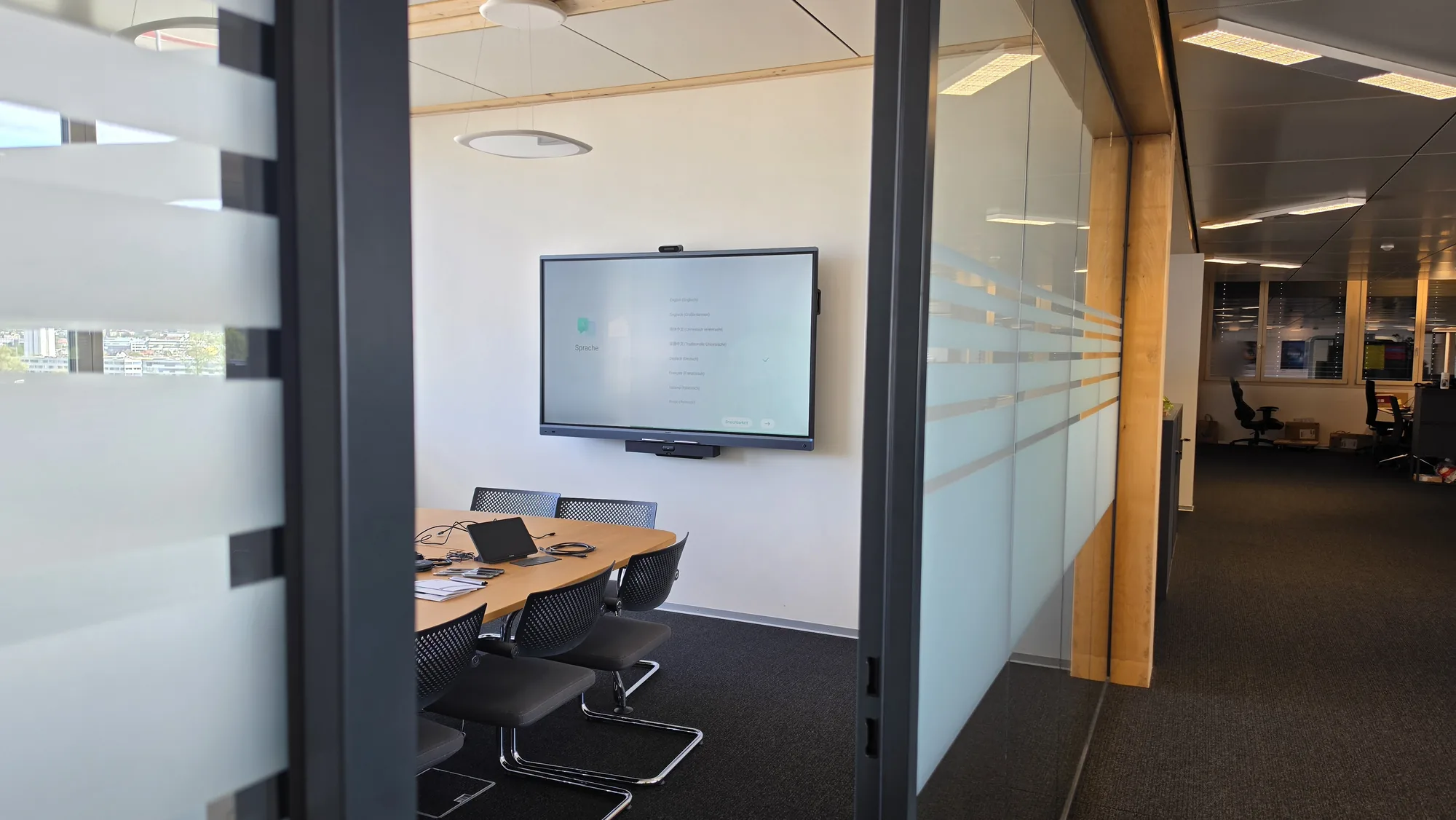 Sitzungszimmer von MTF in Olten mit interaktivem Yealink-Bildschirm, Kamera und Touch-Panel am Tisch