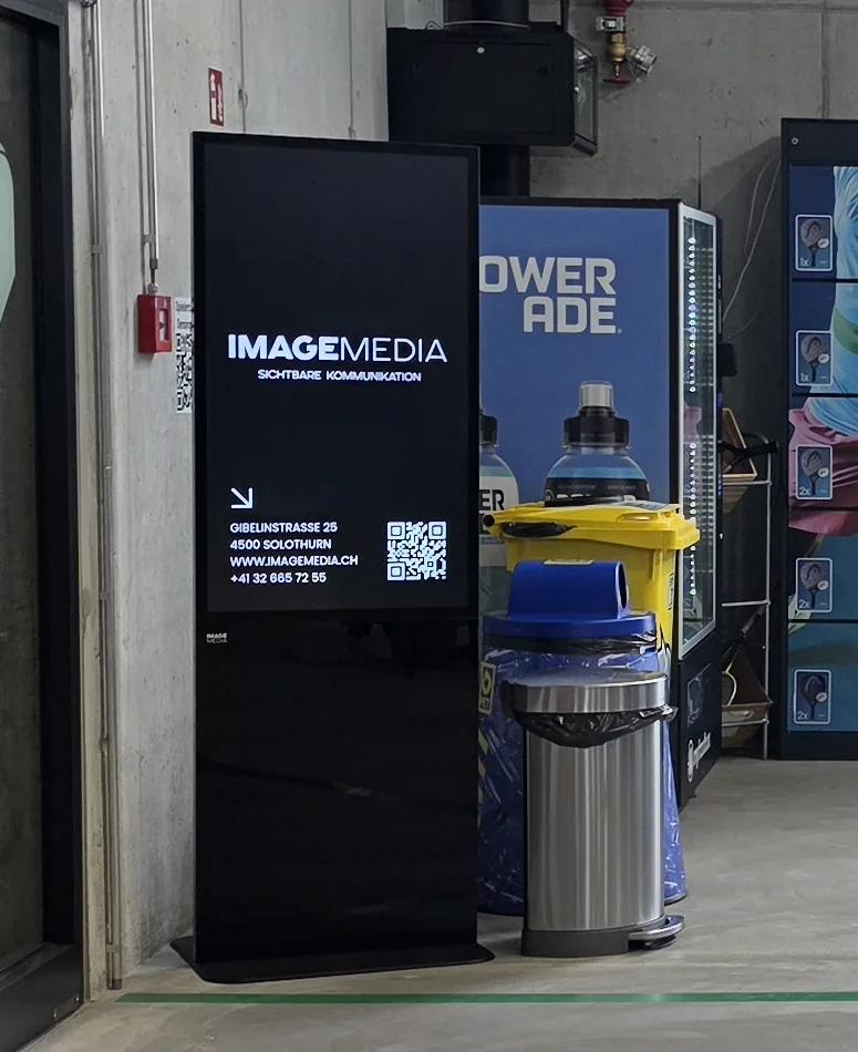 Totem di digital signage autoportante in verticale da Padelwerk, parte della rete DOOH di IMAGEMEDIA