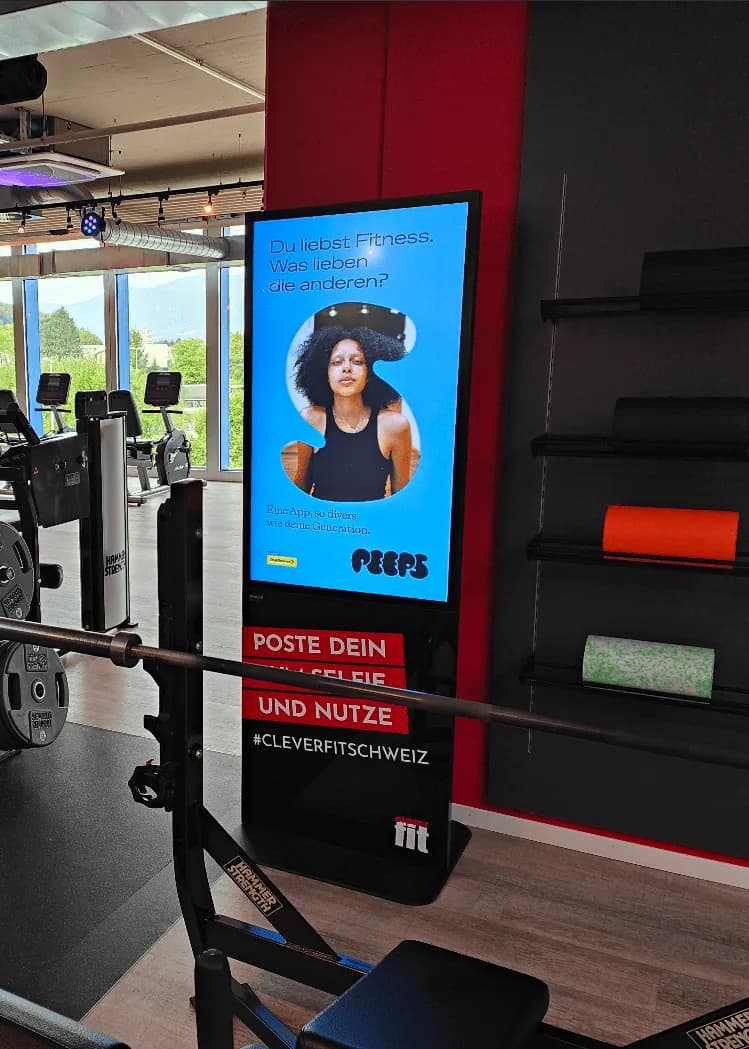 Postfinance – PostFinance zeigte ihre PEEPS Kampagne schweizweit auf unserem DOOH-Werbenetz.