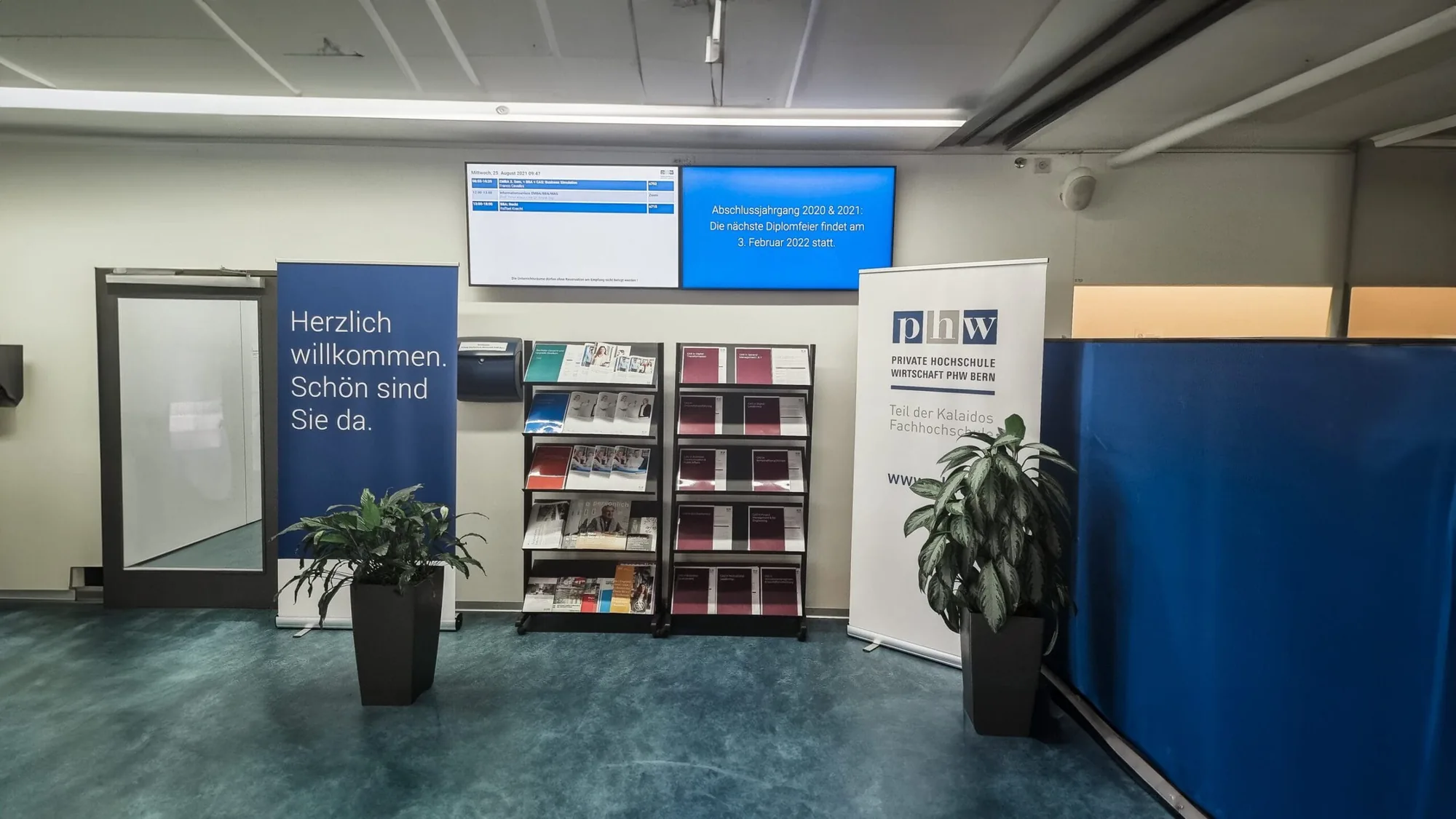 Private Hochschule Wirtschaft Bern – Signage-Displays an der PHW Bern für Stundenausfälle, Raumänderungen und aktuelle Mitteilungen.