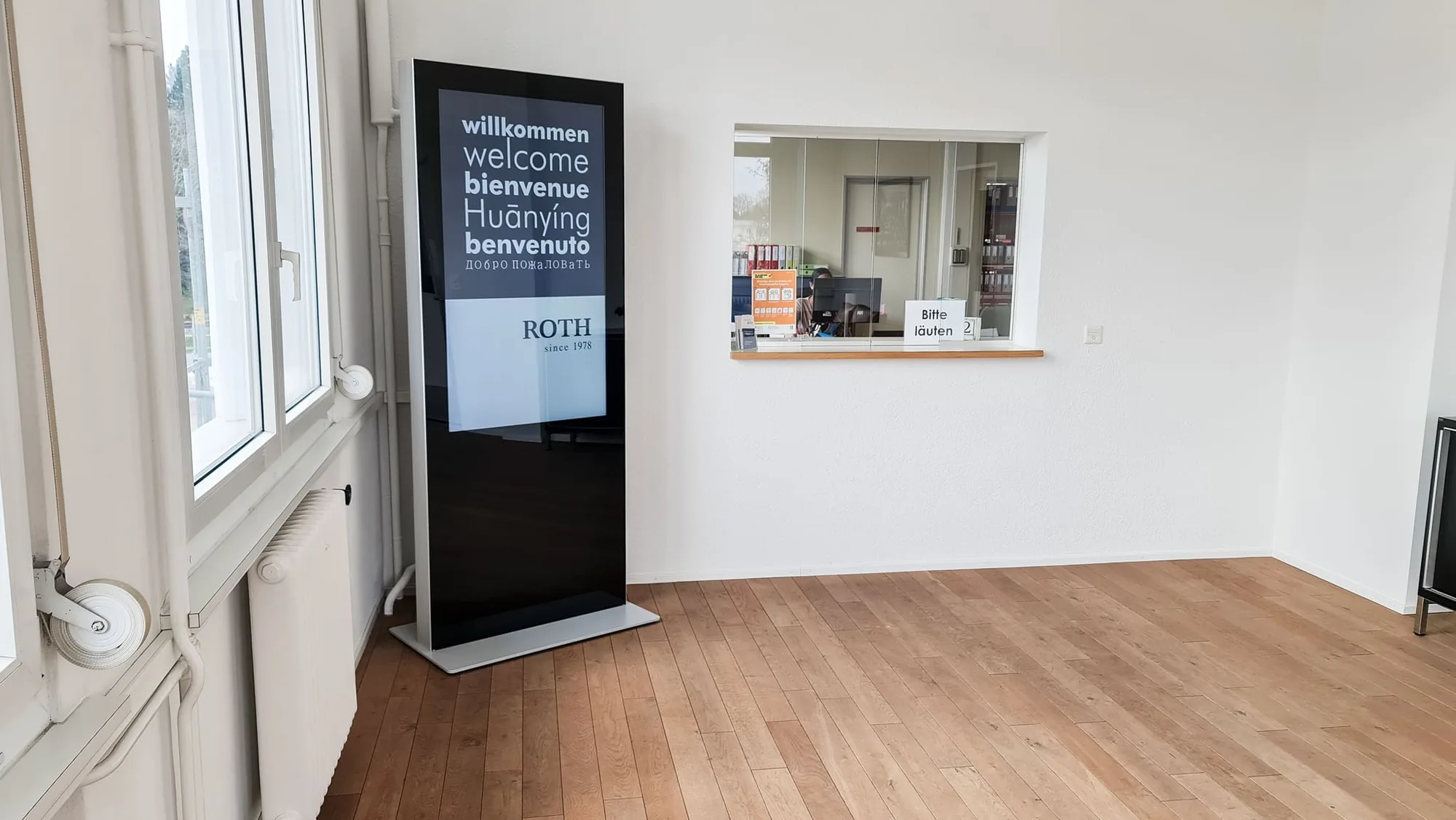 Roth Holding AG – Ein Digital-Signage-Display für die Roth Holding AG, für Werbevideos, News und die Begrüssung.