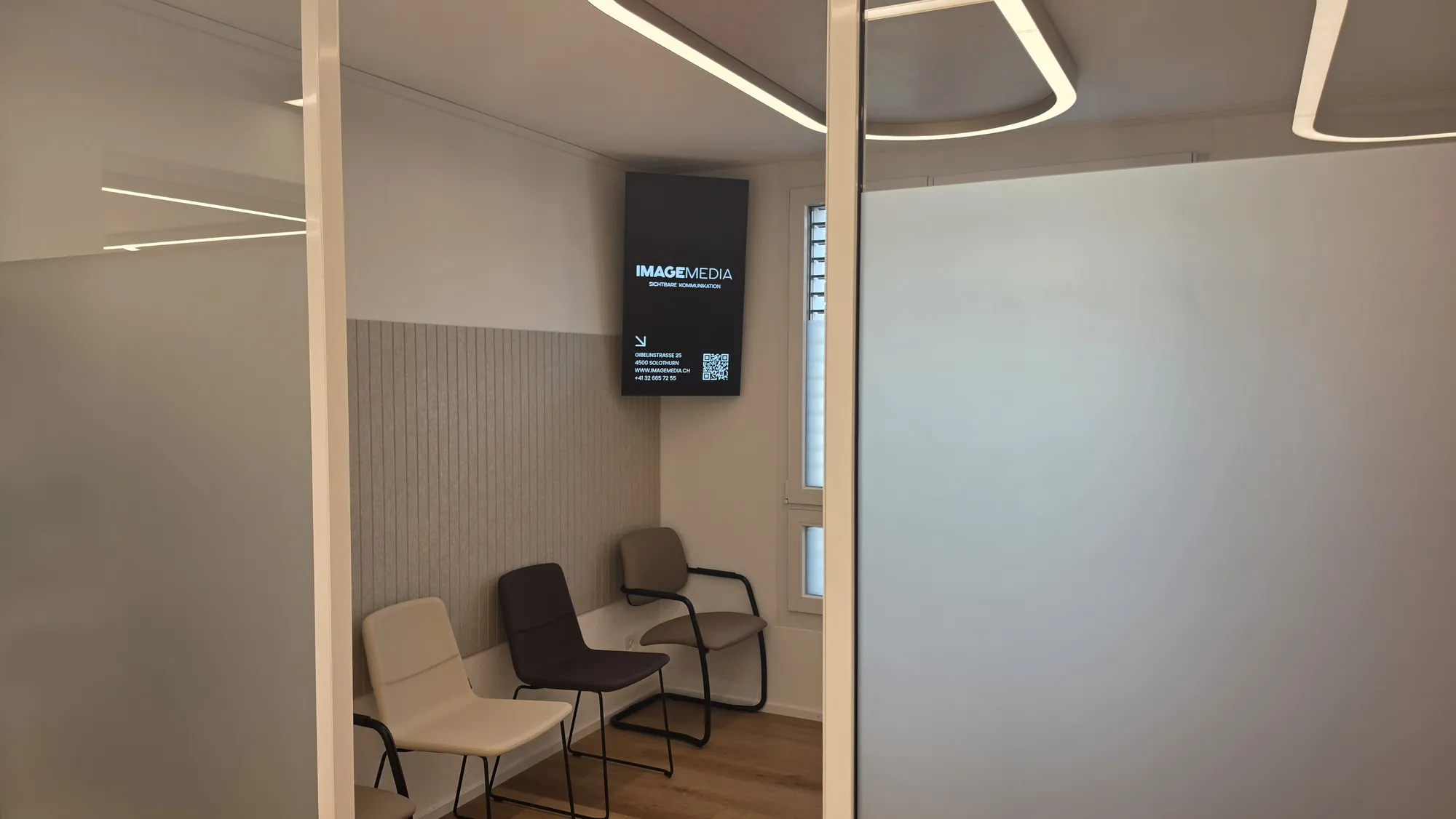 Wartebereich im Gesundheitszentrum SissaMed mit Digital-Signage-Screen von iiyama im Hochformat