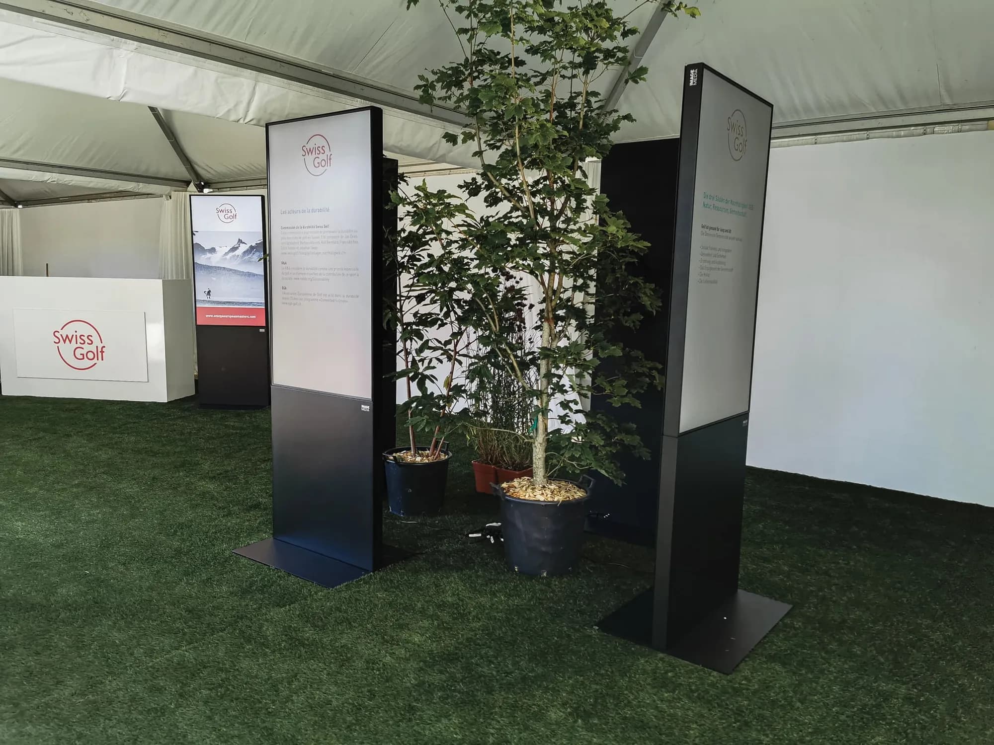 Swissgolf – Signage-Displays an mehreren Standorten von Swiss Golf für Ankündigungen, Events und Wetter.