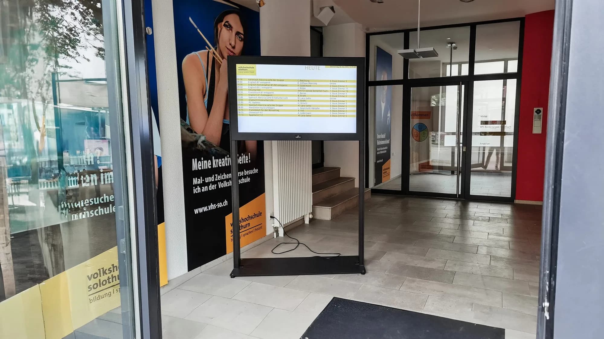 Volkshochschule Solothurn – Digital Signage Display an der Volkshochschule Solothurn für News, Raumänderungen und Veranstaltungen.