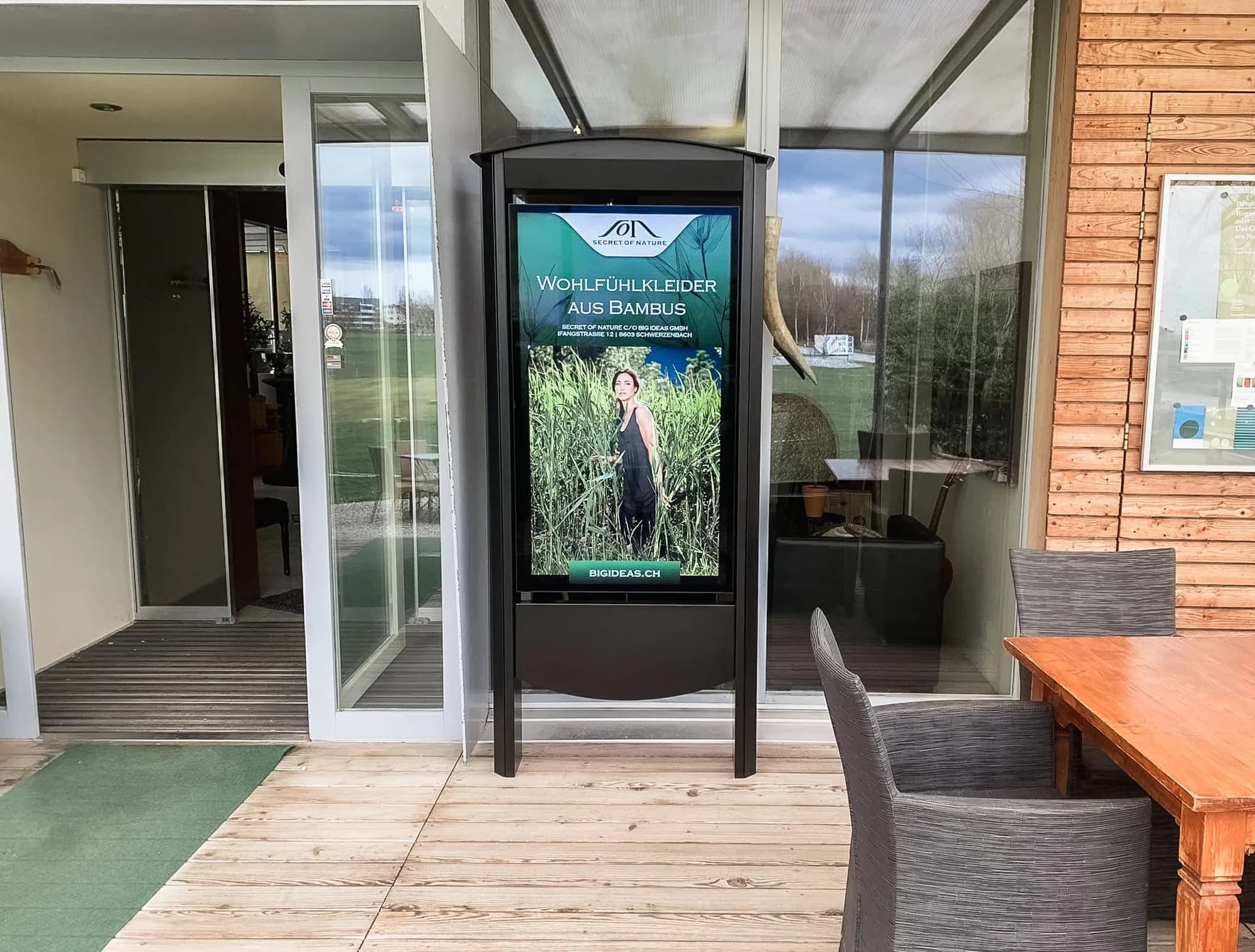 Werbenetz für Golfplätze – Werbedisplays auf Golfplätzen in der Schweiz, auf denen das digitale Werbenetz von Complemedia läuft.